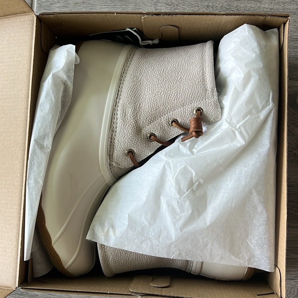 Sperry Saltwater Serpent Leather Ivory Boots 9.5